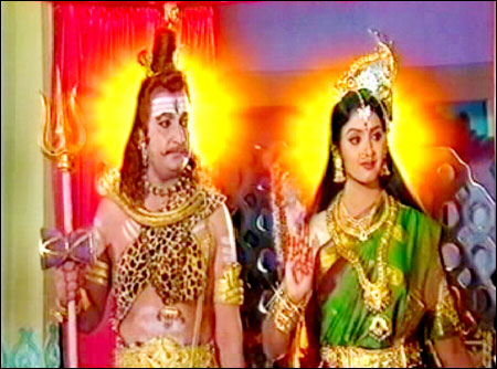 Una vez que el anciano y la joven entrar en la casa, cambian sus formas y aparecen antes de Devagiri Amma como Siva y Parvati. 