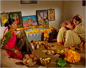 Joven Sai y sus amigos están ahora reunidas delante de un templo hindú donde el culto que está sucediendo en su interior. Mientras tanto, un joven está mirando a una rueda de hilar papel que Sai está sosteniendo en su mano.