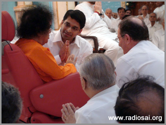 Sola Dr. Srikant con Sathya Sai Baba