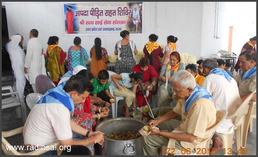sathya-sai-organización-sevadal-serviceEvacuated-Piligrim-ser-dado-de paquetes de alimentos