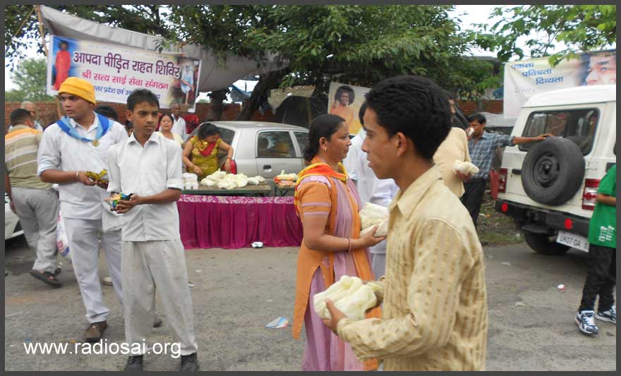 sathya-sai-organización-sevadal-serviceEvacuated-Piligrim-ser-dado-de paquetes de alimentos