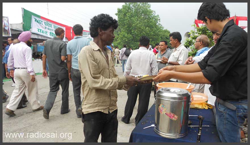 uttarakhand-flood-relief-sai-seva/sathya-sai-organisation-sevadal-serviceEvacuated-Piligrim-being-given-food-packet