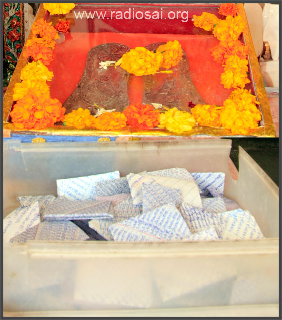 vibhuti prasadam en la oficina secutiy de Puttaparthi ashram sai devotos sathya