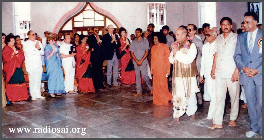 PV Narasimha Rao inaugurando Sathya Sai súper hospitalaria 