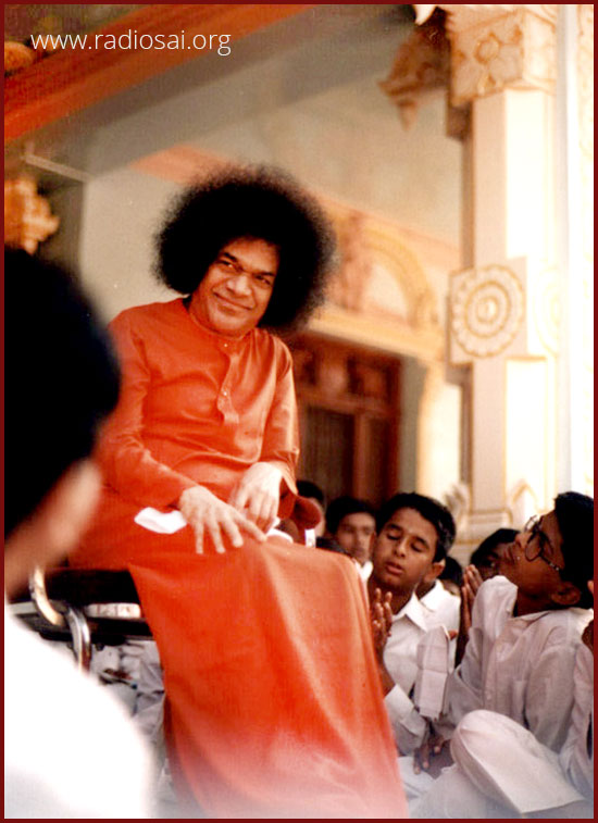 Sathya Sai Baba con los estudiantes