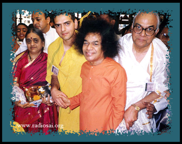 parthiva along with his parents with sathya sai baba upanayana
