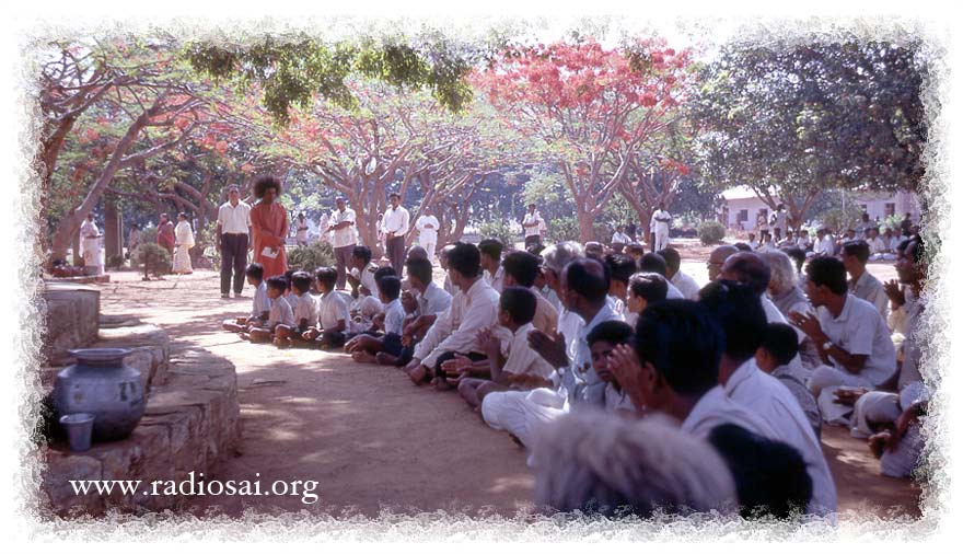 sathya sai baba giving darshan at brindavan 1980