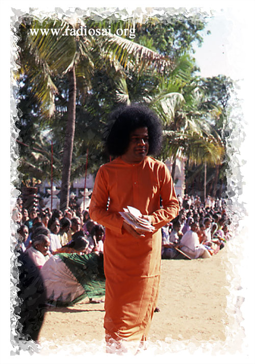 sathya sai baba giving darshan in 1980