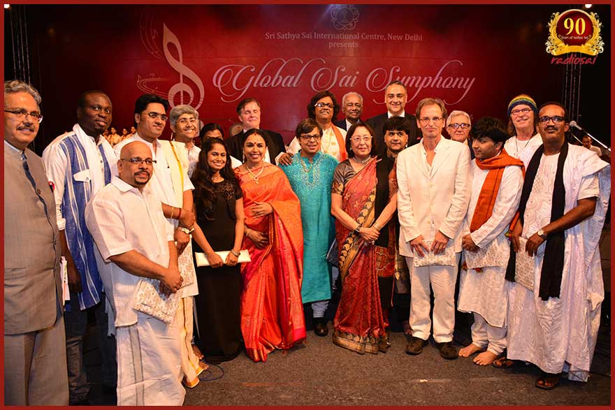 После исполнения Всемирной Симфонии Саи в Нью Дели