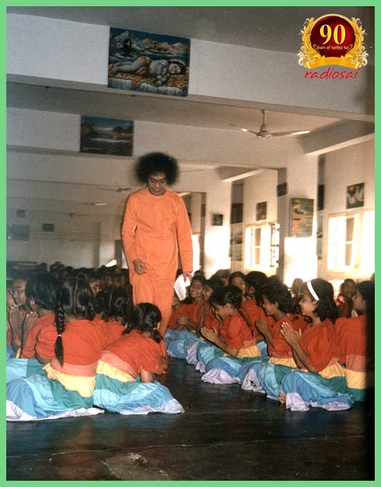 sathya-sai-baba-with-primary-students.jp