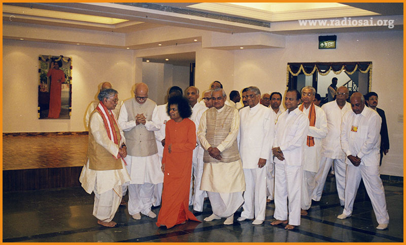 Sri Atal Bihari Bajpayee with sathya sai baba at Delhi Internation Centre