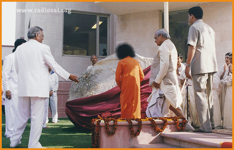 Sri Atal Bihari Bajpayee at Delhi International Centre with Sathya Sai Baba
