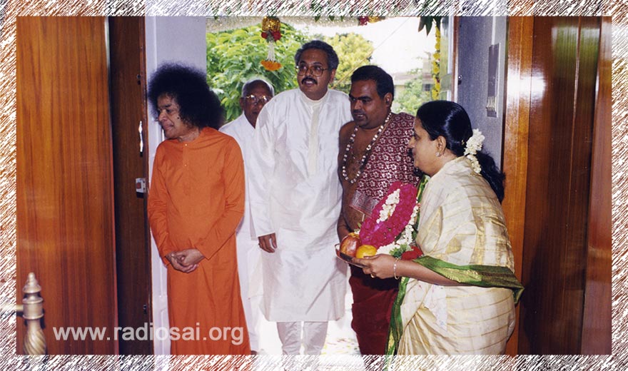 mr naganand & mrs madhuri naganand with sathya sai baba